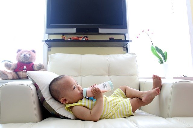 baby to sleep with a bottle